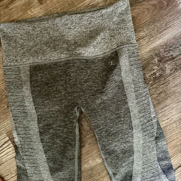 Danskin Gray Cropped Athletic Leggings Size Small/P - Picture 2 of 7